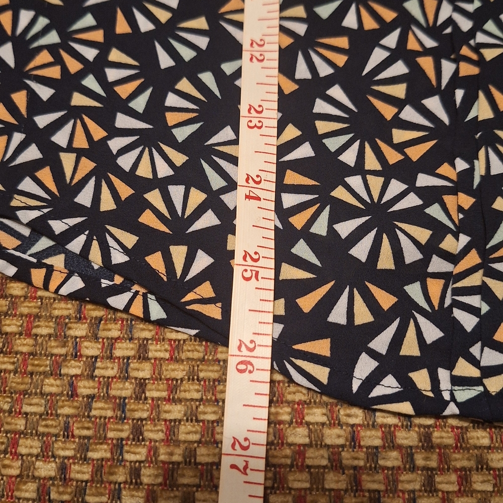 Liz Claiborne Stylish Women's Geometric Patterned Top - Picture 9 of 10